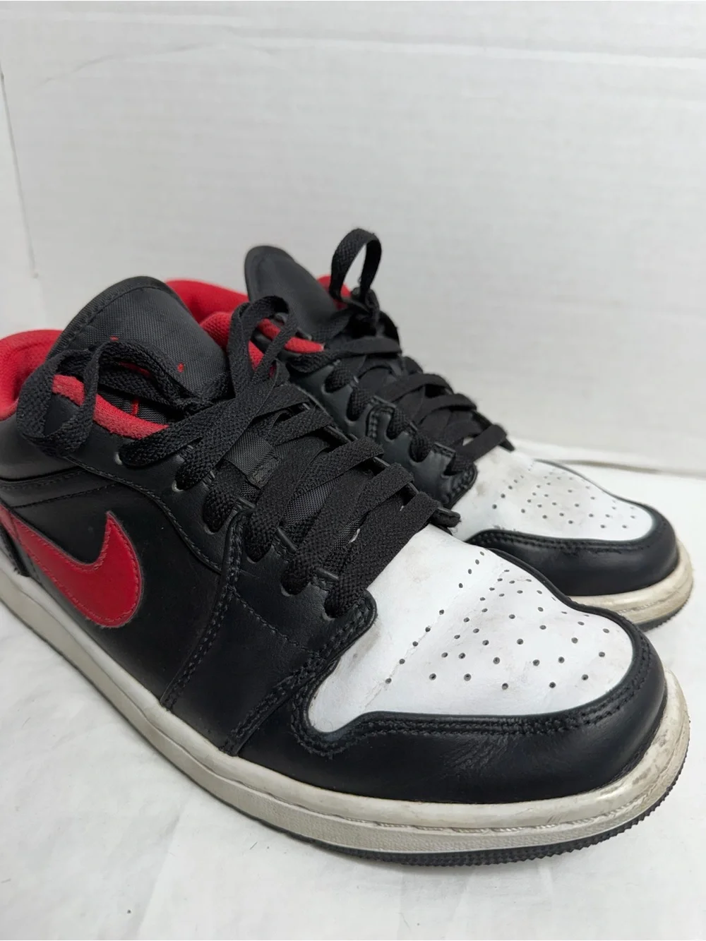 Nike Men's Black White and Red Low-Top Sneakers